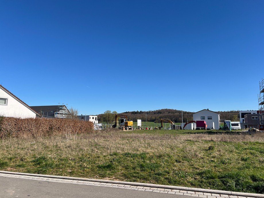 Blick auf den Bauplatz Doppelhaush�lfte Hildrizhausen