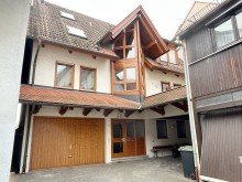 Hausansicht Garage Ehningen - Idyllisch Wohnen an der W�rm:  Charmantes 2-Familien-Architektenhaus mit ELW 