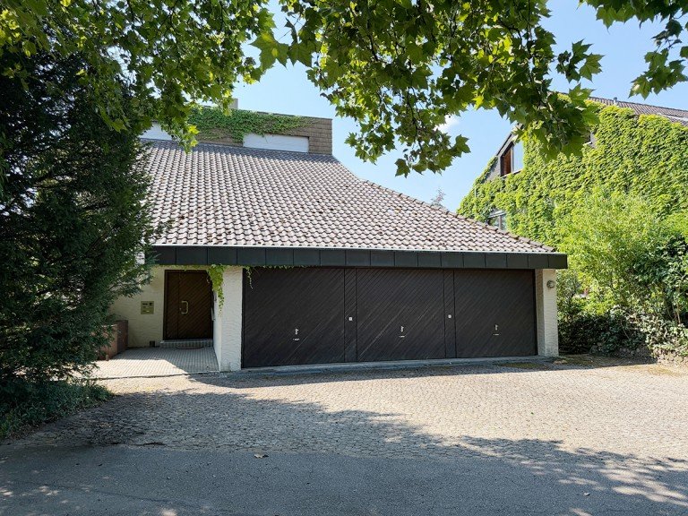 Nordseite Backnang Einfamilienhaus Rarit�t in Backnang: Freistehendes 1-2 Fam.-Architektenhaus mit, Balkonen, 3 Garagen, und Garten