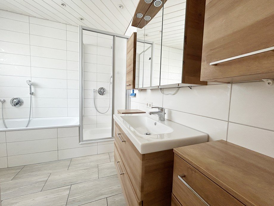 Tageslichtbad mit Wanne und Dusche Etagenwohnung Filderstadt / Bernhausen