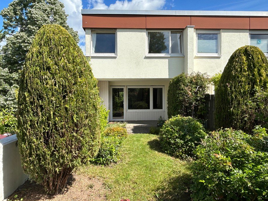 S�dansicht mit Garten Reiheneckhaus Ditzingen