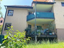 Geb�udeansicht mit Balkon S-Birkach:  Wohnidyll im Gr�nen  Charmante 2-Zimmerwohnung, zentral und ruhig gelegen mit Balkon