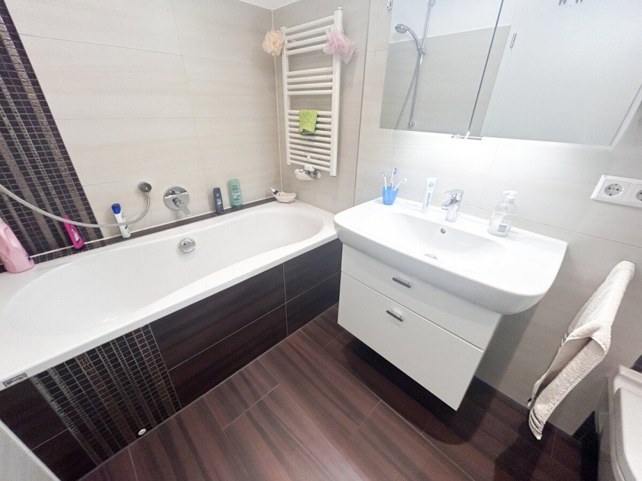 Bad 1 mit Wanne Terrassenwohnung Stuttgart-Obert�rkheim