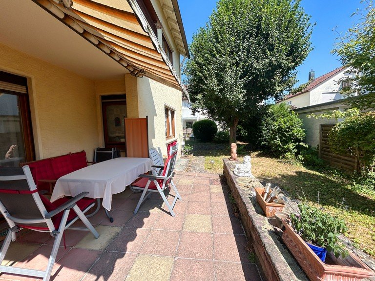 S�dterrasse mit Markise Ostfildern / Nellingen Einfamilienhaus Viel Raum f�r Ihre Pl�ne: Freistehendes EFHmit 454 m� Grdst., S�dterrasse und Garage in Nellingen