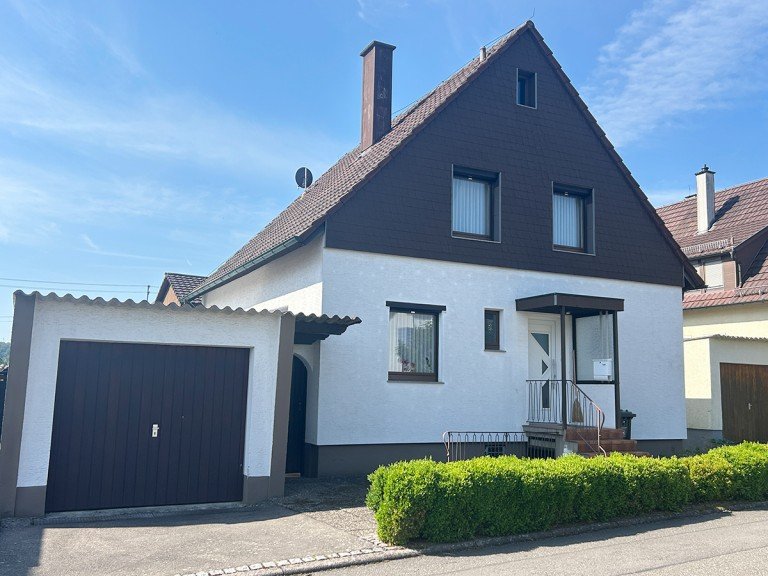 Ansicht Nufringen Einfamilienhaus Nufringen: Rarit�t, nicht nur f�r Autobastler Einfamilienhaus mit Nebengeb�ude und Hebeb�hne!