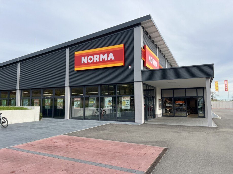 Supermarkt und B�cker Doppelhaush�lfte Ostelsheim