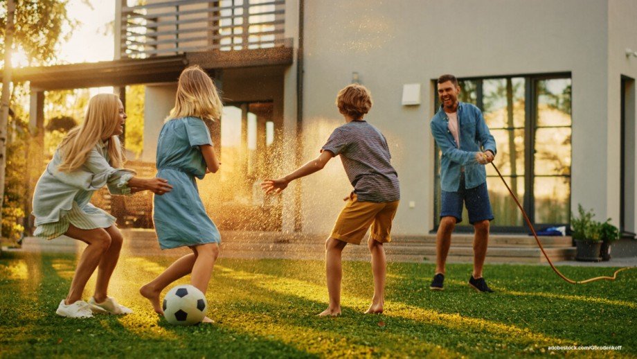 Herzhaftes Lachen im Garten Doppelhaush�lfte Filderstadt / Bonlanden