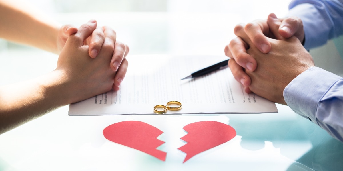 Ehepaar beim Unterschreiben der Scheidungspapiere