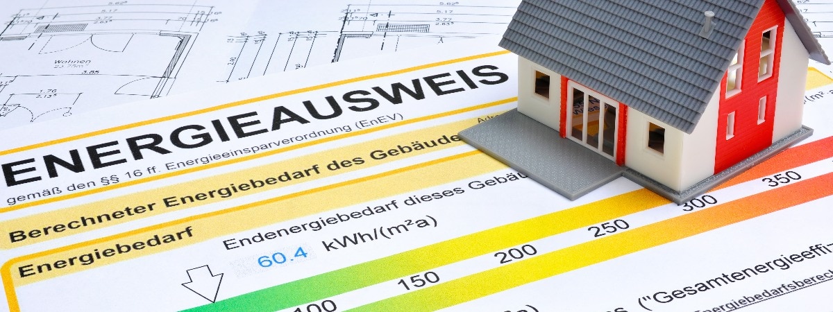 Energieausweis und Modell des Hauses