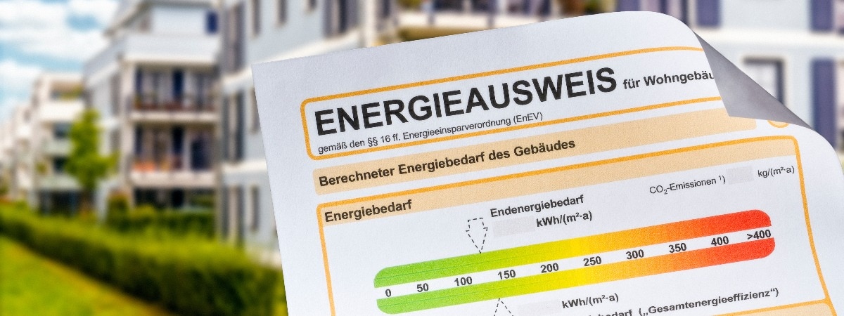 Energieausweis vor einem Mehrfamilienhaus