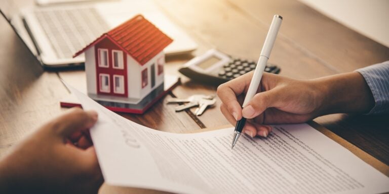 Ein Vertrag für einen Immobilienverkauf wird unterschrieben