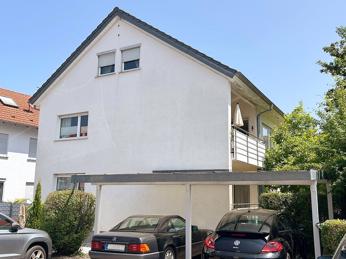 Ansicht mit Doppelcarport - „Kaufen und Einziehen“ Gepflegtes 2 FH mit Garten direkt in Herrenberg