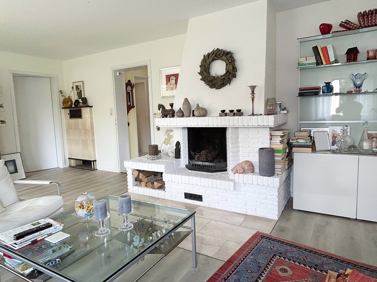 Wohnzimmer mit Kamin - „Kaufen und Einziehen“ Gepflegtes 2 FH mit Garten direkt in Herrenberg