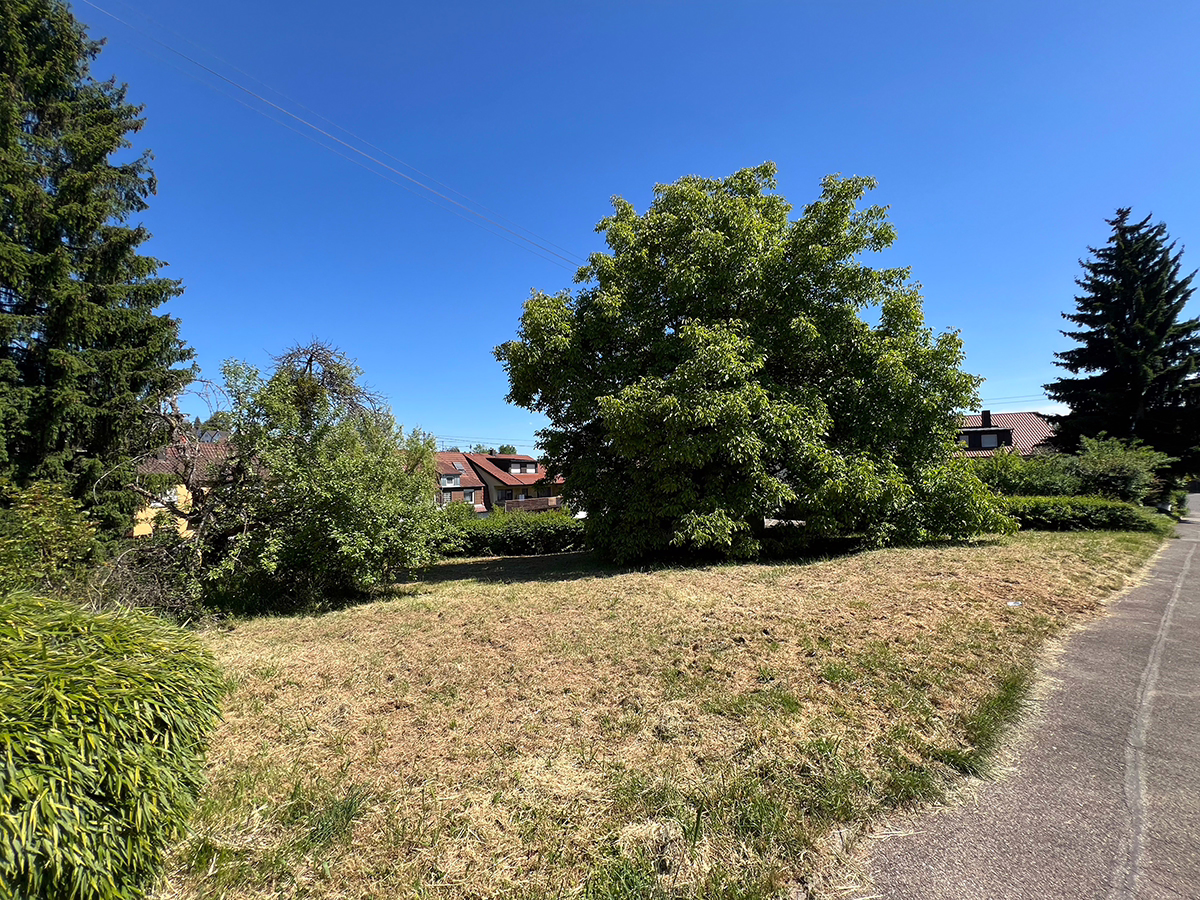 Blick auf Bauplatz - Mitten in Backnang „Moderne und sehr großzügige DHH in reizvoller Lage und mit ruhiger Gartenidylle“