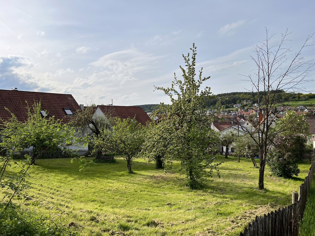 Blick auf Bauplatz - Eine Freude für die junge Familie: „Wohnen mit herrlichem Sonnengarten“ Moderne DHH in Ostelsheim