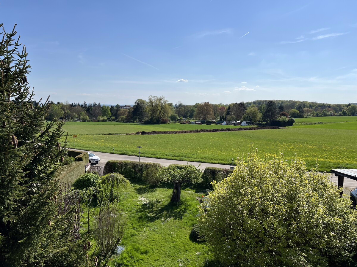 Blick vom Bauplatz - NEUE DHH in Aussichtslage von S-Heumaden: „Wohnkomfort für die ganze Familie, direkt an der Natur“