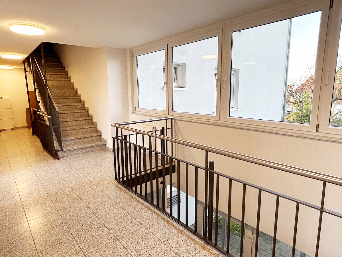 Helles Treppenhaus - „Wohnen mit Gartenglück“ Filderstadt-Plattenhardt: Barrierefreie 4 Zimmer-ETW mit Terrasse