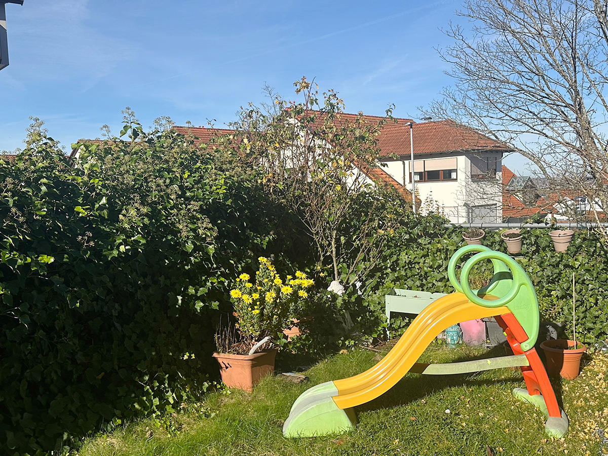 Teilansicht Garten - „Wohnen mit Gartenglück“ Filderstadt-Plattenhardt: Barrierefreie 4 Zimmer-ETW mit Terrasse