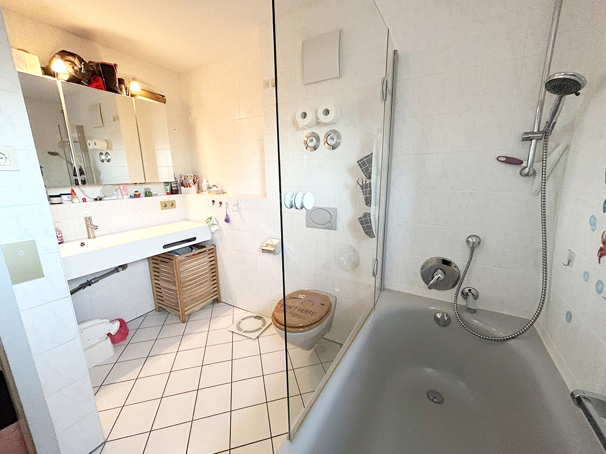 2. Bad mit Wanne - „Wohnen mit Gartenglück“ Filderstadt-Plattenhardt: Barrierefreie 4 Zimmer-ETW mit Terrasse