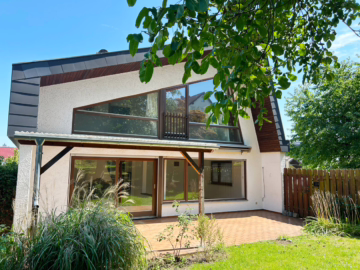 „Filderstadt: Rarität für 2 Generationen“ Zweifamilienhaus mit besonderer Architektur und Garten, 70794 Filderstadt / Plattenhardt, Zweifamilienhaus