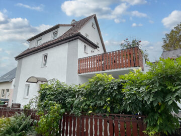 „Zentral – ruhig – saniert!“ Attraktives 2-FH Stadthaus mit Terrasse und Dachterrasse, 70469 Stuttgart / Feuerbach, Zweifamilienhaus