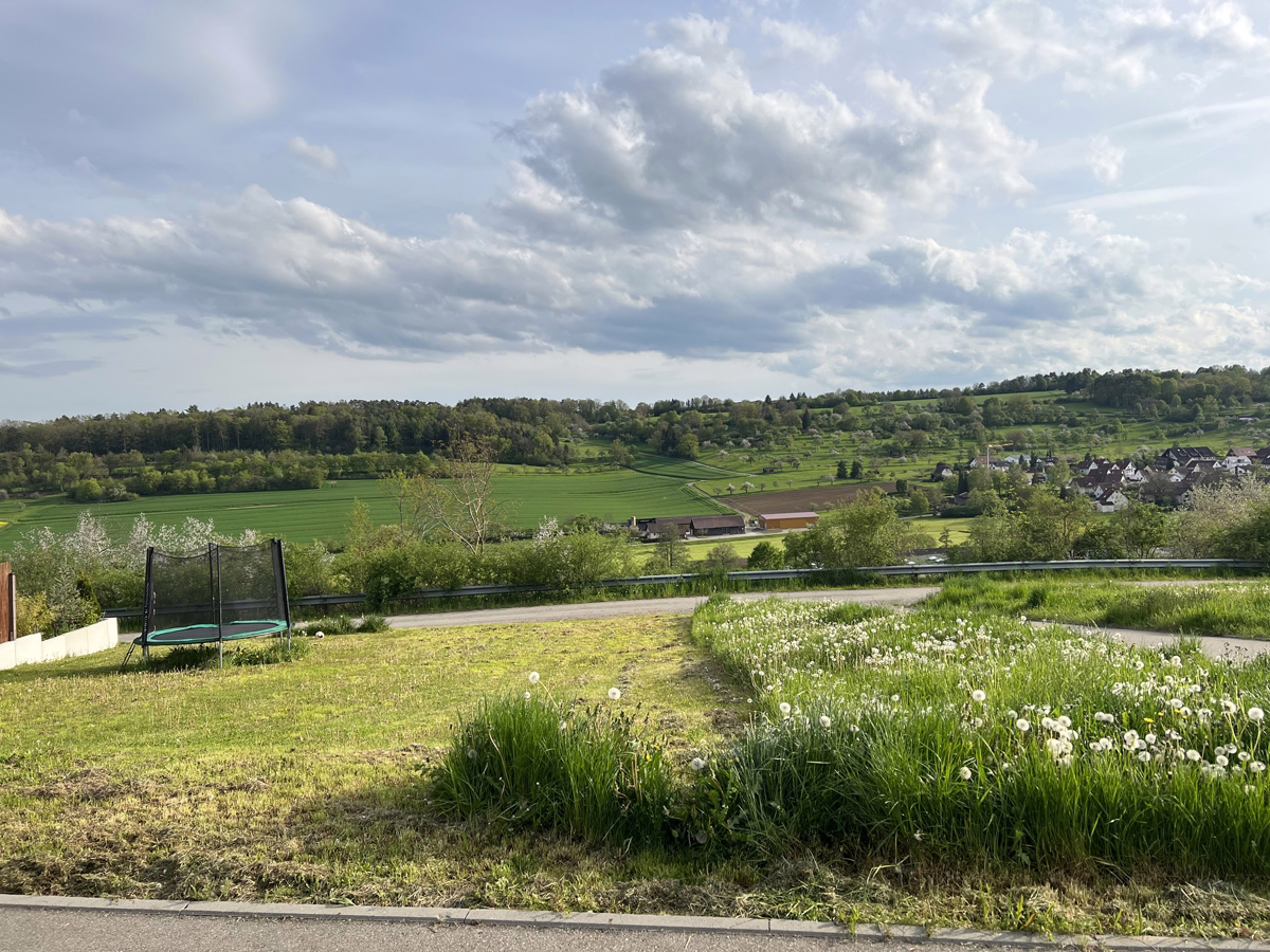 Blick auf und von Bauplatz - „Traumhaftes Wohnen in unverbaubarer Rand- und Aussichtslage!“ Modernes EFH in Ostelsheim
