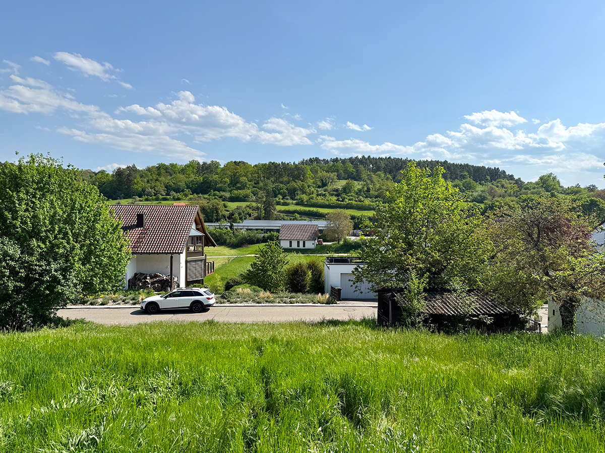 Blick auf Bauplatz - Perfekt für die junge Familie: „Sonniges, großzügiges Wohnen in Randlage von Weissach“ Moderne DHH