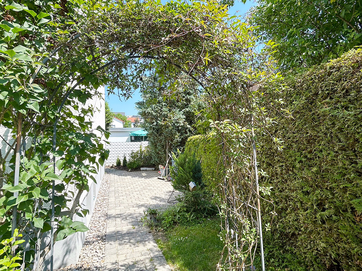 Gepflegte Außenanlage - „Kaufen und Einziehen“ Gepflegtes 2-FH mit Garten direkt in Herrenberg