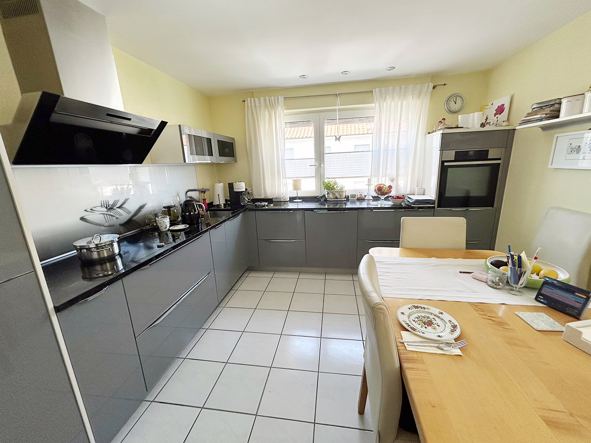 Wohnküche (OG) - „Kaufen und Einziehen“ Gepflegtes 2-FH mit Garten direkt in Herrenberg