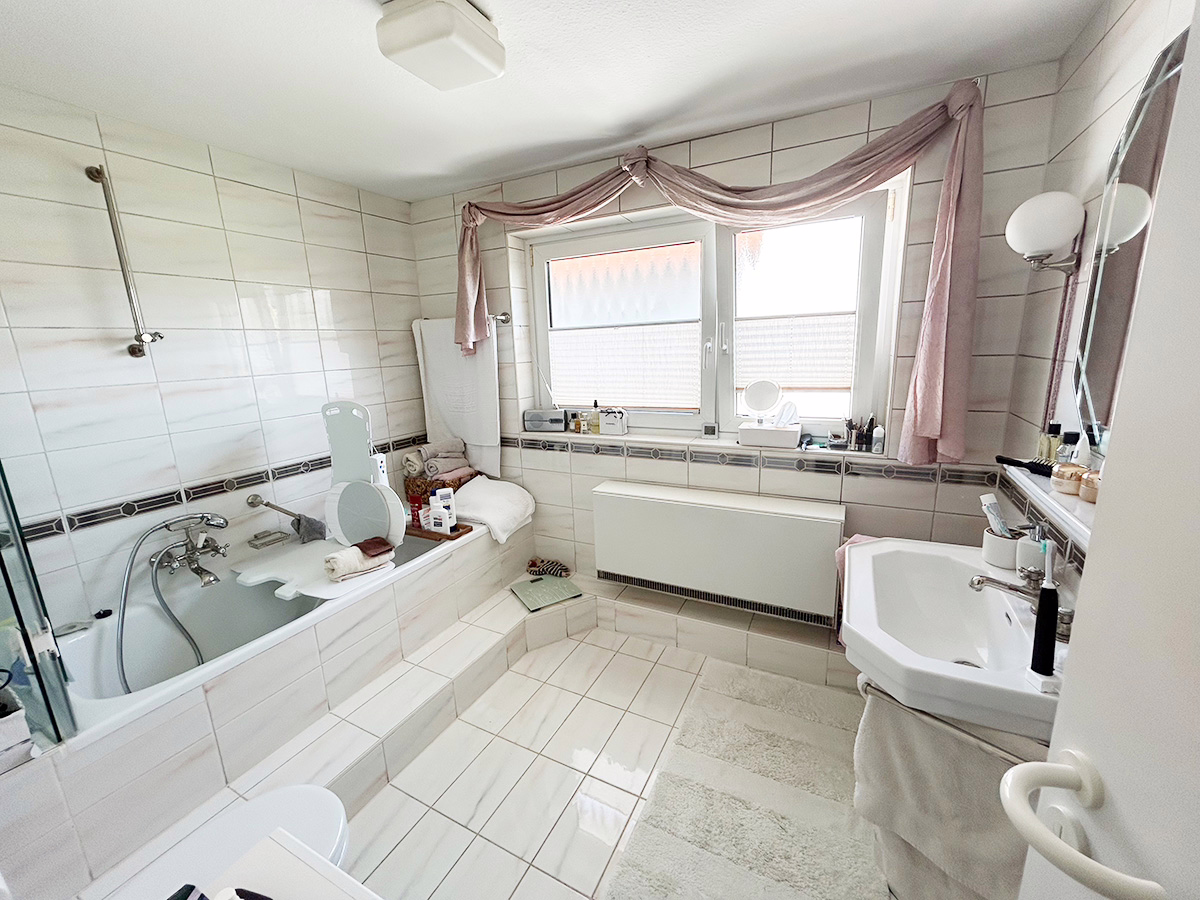 Tageslichtbad (OG) - „Kaufen und Einziehen“ Gepflegtes 2-FH mit Garten direkt in Herrenberg