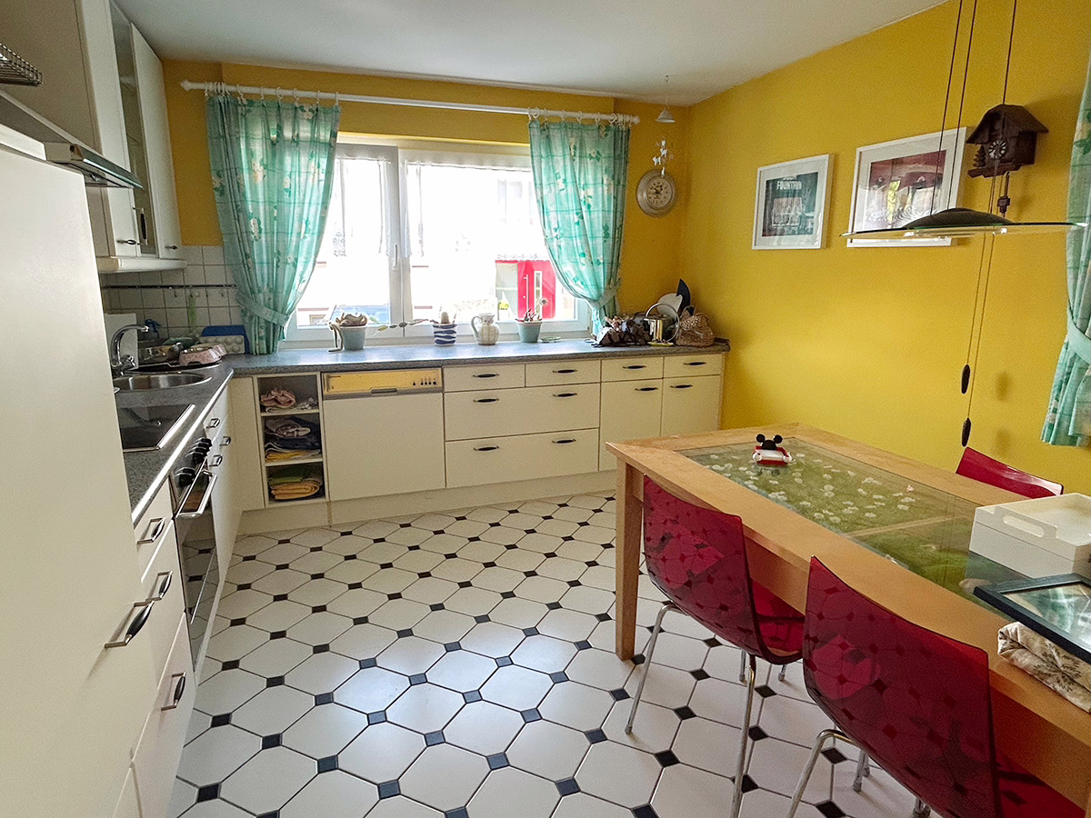 Wohnküche (EG) - „Kaufen und Einziehen“ Gepflegtes 2-FH mit Garten direkt in Herrenberg