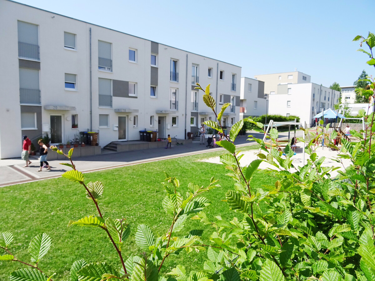 Umgebung mit viel Grün - Leinfelden-Echterdingen: „Zentral und mit großem Garten“ Barrierefreie 3,5-Zimmer-Wohnung